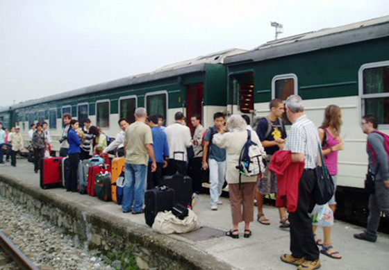 Nhân viên đường sắt Hà Nội - Lào Cai trả lại 30 triều nhặt được