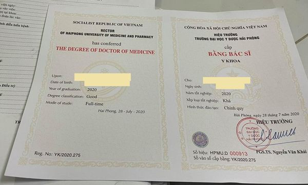 Nhiều bằng bác sỹ y khoa giả đã được in tên chưa kịp chuyển cho khách hàng