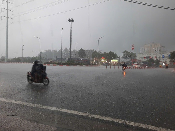 Đến hơn 16 giờ, nhiều nơi mưa to