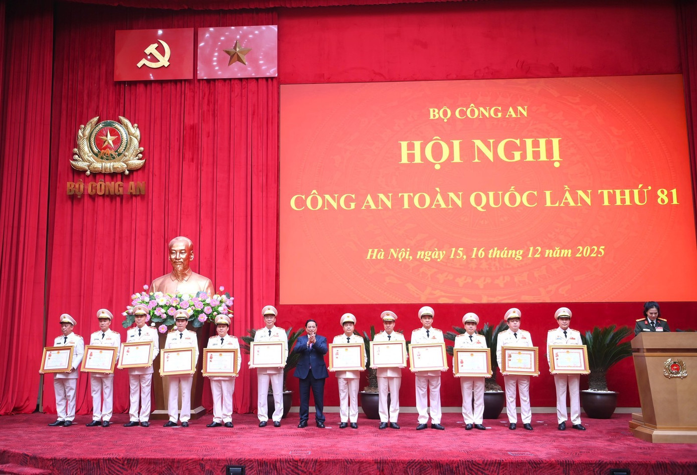 Thủ tướng Chính phủ Phạm Minh Chính trao Huân chương Quân công, Huân chương Chiến công các hạng tặng các đồng chí lãnh đạo, nguyên lãnh đạo Công an các đơn vị, địa phương có thành tích xuất sắc.