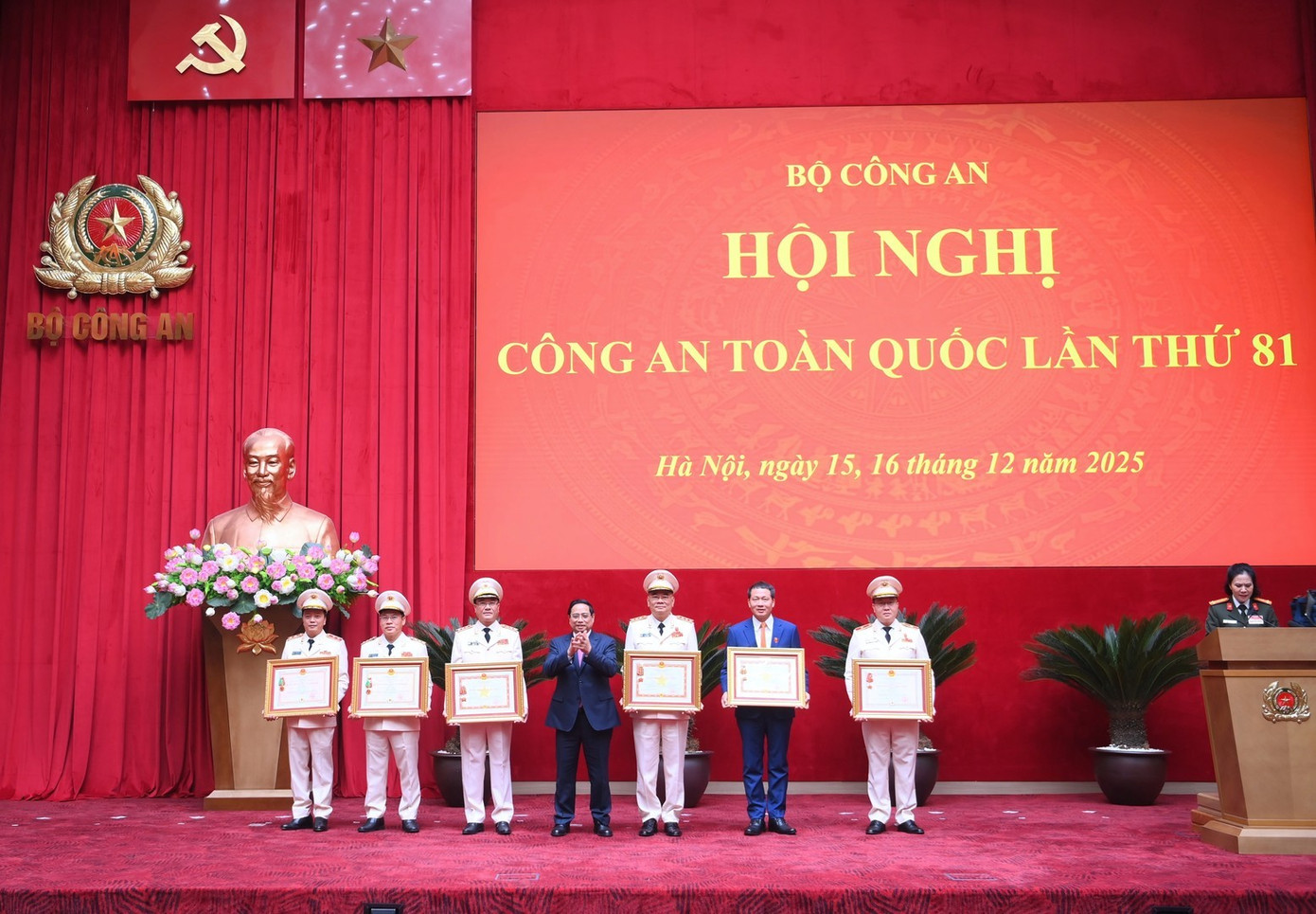 Thủ tướng Chính phủ Phạm Minh Chính trao Huân chương Quân công, Huân chương Bảo vệ Tổ quốc, Huân chương Chiến công các hạng tặng các đồng chí lãnh đạo có thành tích xuất sắc.