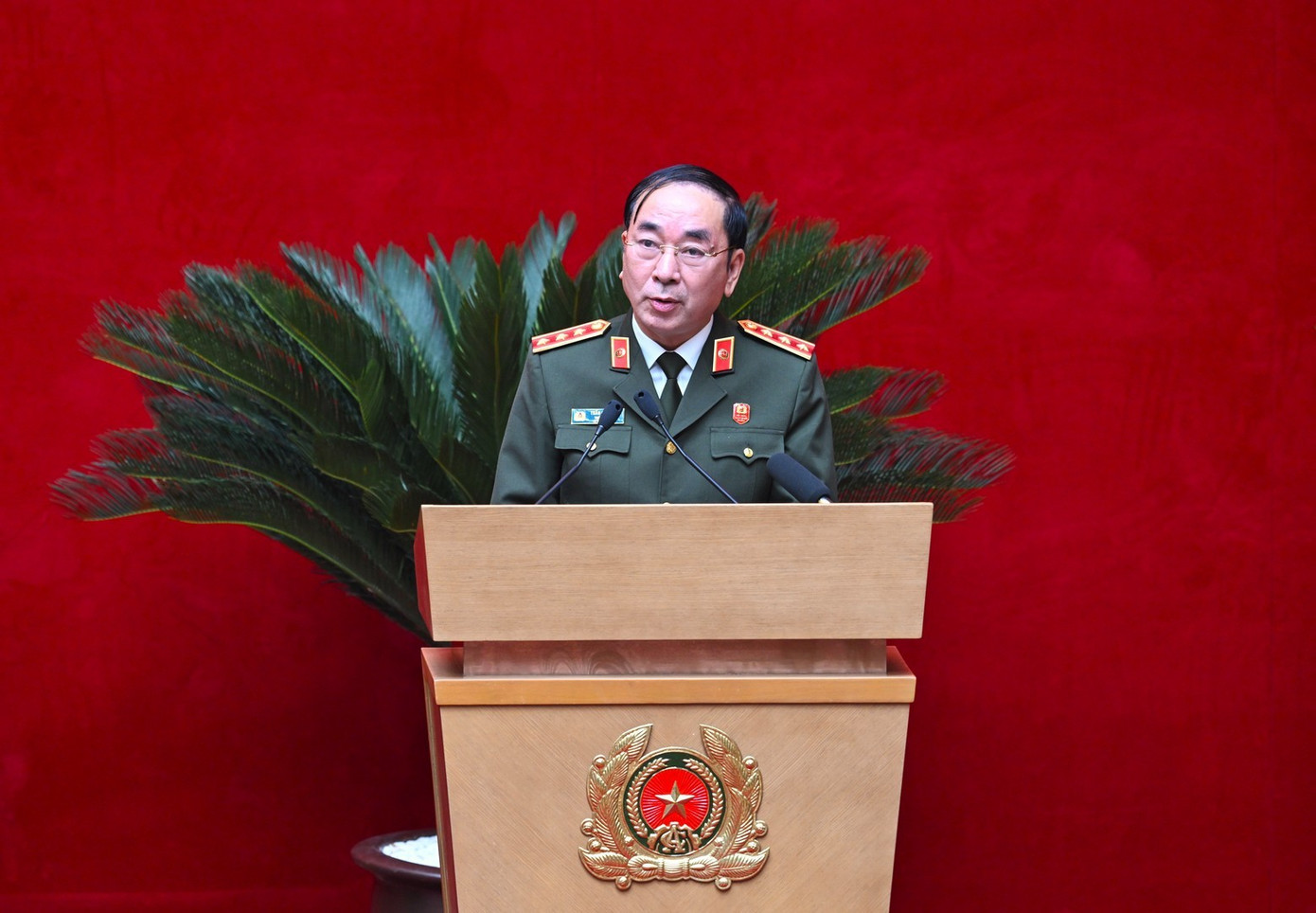 Thượng tướng Trần Quốc Tỏ, Ủy viên Trung ương Đảng, Phó Bí thư Đảng ủy CATW, Thứ trưởng Bộ Công an điều hành thảo luận tại Hội nghị.