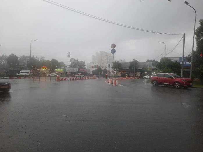 Khoảng hơn 15 giờ, bầu trời TP HCM tối sầm