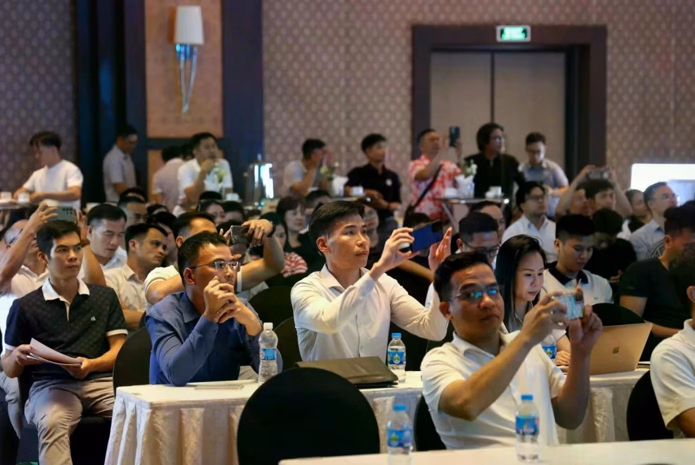 Đại diện nhiều doanh nghiệp ngành in ấn - quảng cáo, chuyên gia và phóng viên các cơ quan báo chí có mặt tại sự kiện.