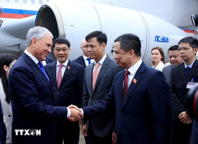 Lễ đón Chủ tịch Duma Quốc gia Nga Vyacheslav Volodin tại Sân bay Quốc tế Nội Bài. (Ảnh: Tuấn Anh/TTXVN)