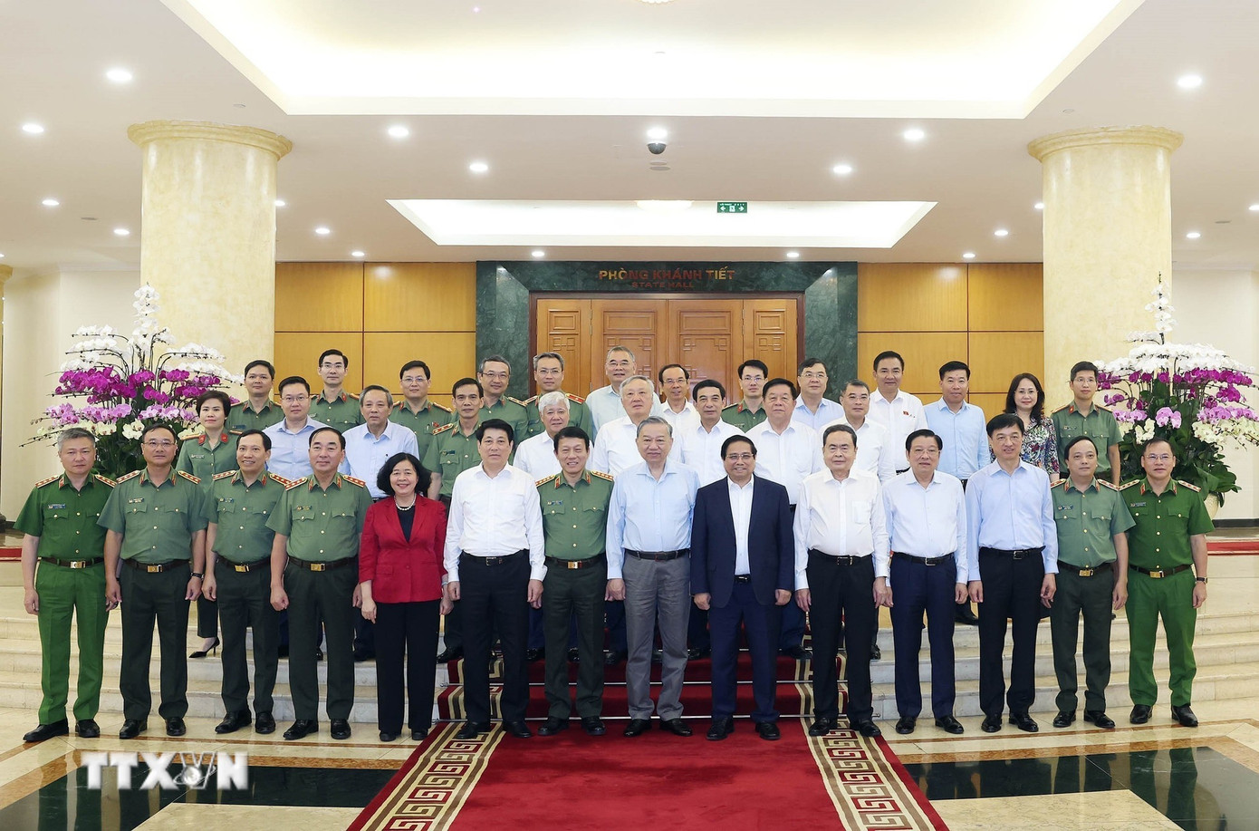 Tổng Bí thư Tô Lâm và các đại biểu chụp ảnh chung trong buổi đến làm việc với Ban Thường vụ Đảng ủy Công an Trung ương. (Ảnh: Thống Nhất/TTXVN)