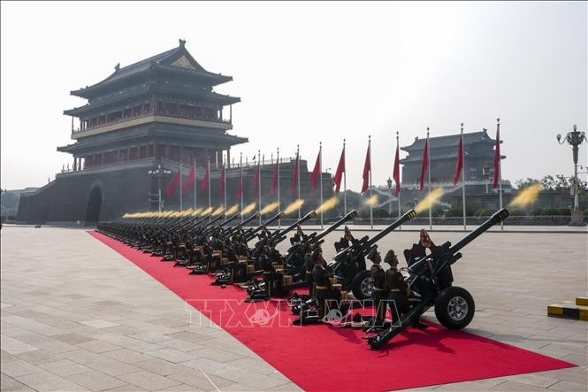 Nghi thức bắn đại bác tại Lễ duyệt binh kỷ niệm 80 năm chiến thắng phát xít của nhân dân thế giới ở Bắc Kinh, Trung Quốc, ngày 3/9/2025. Ảnh: THX/TTXVN
