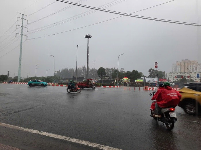 Mưa dông rải rác nhiều nơi ở TP HCM từ khoảng gần 16 giờ