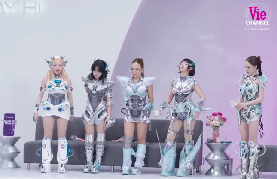 live-stage-4-em-xinh-say-hi-outfit-34.png