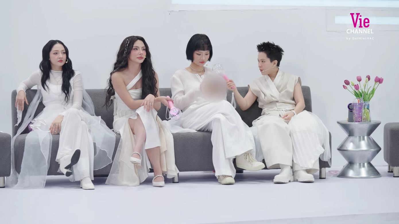 live-stage-4-em-xinh-say-hi-outfit-5.png