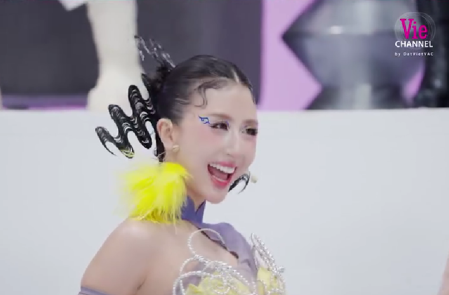 live-stage-4-em-xinh-say-hi-outfit-39.png