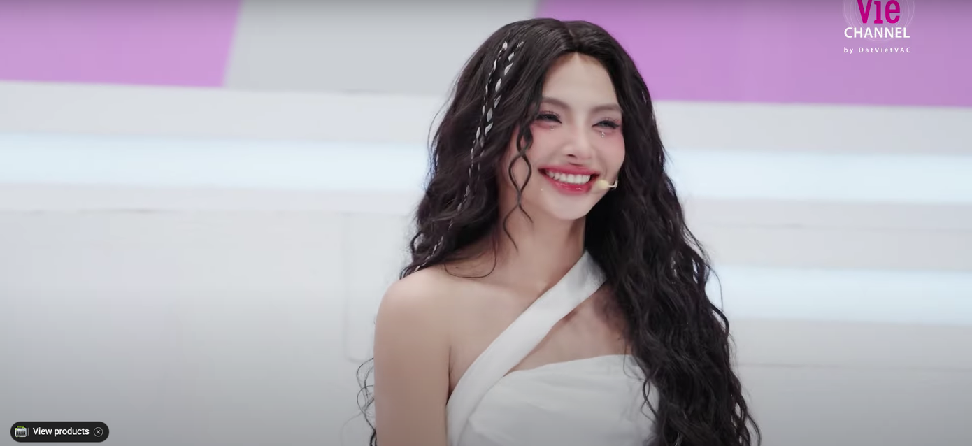live-stage-4-em-xinh-say-hi-outfit-13.png