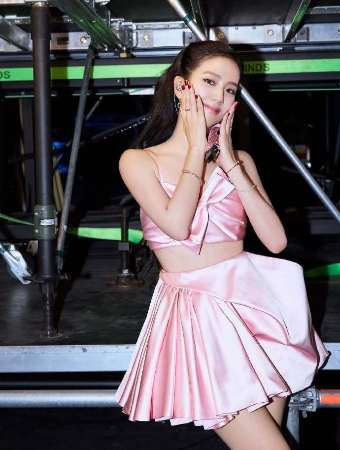 jisoo-blackpink-concert-deadline-jonathan-anderson-dior-11.jpg