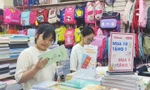 Родители и ученики заняты покупкой книг и школьных принадлежностей перед новым учебным годом.