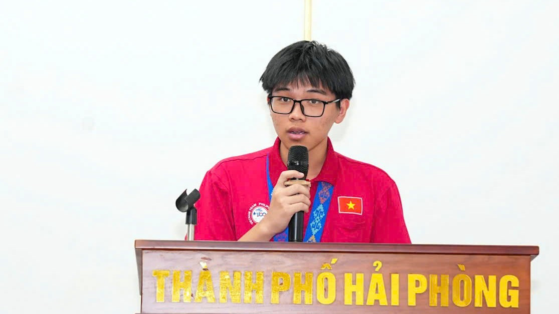 Nam sinh Nguyễn Hữu Thành, lớp 12 chuyên Sinh, Trường THPT chuyên Trần Phú. khen-thuong2.jpg