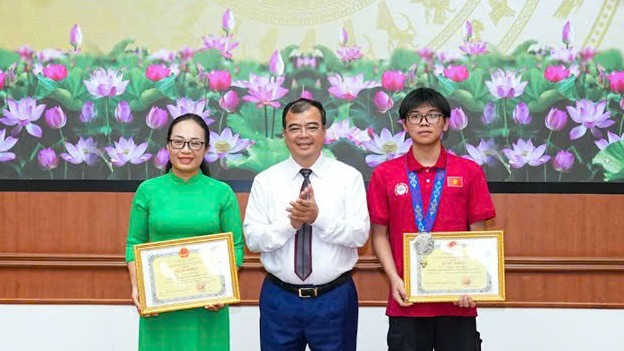 Ông Nguyễn Minh Hùng - Phó Chủ tịch UBND TP Hải Phòng tặng bằng khen, tặng thưởng cô và trò nam sinh Nguyễn Hữu Thành vì đã đạt huy chương bạc trong Kỳ thi Olympic quốc tế 2025. khen-thuong.jpg