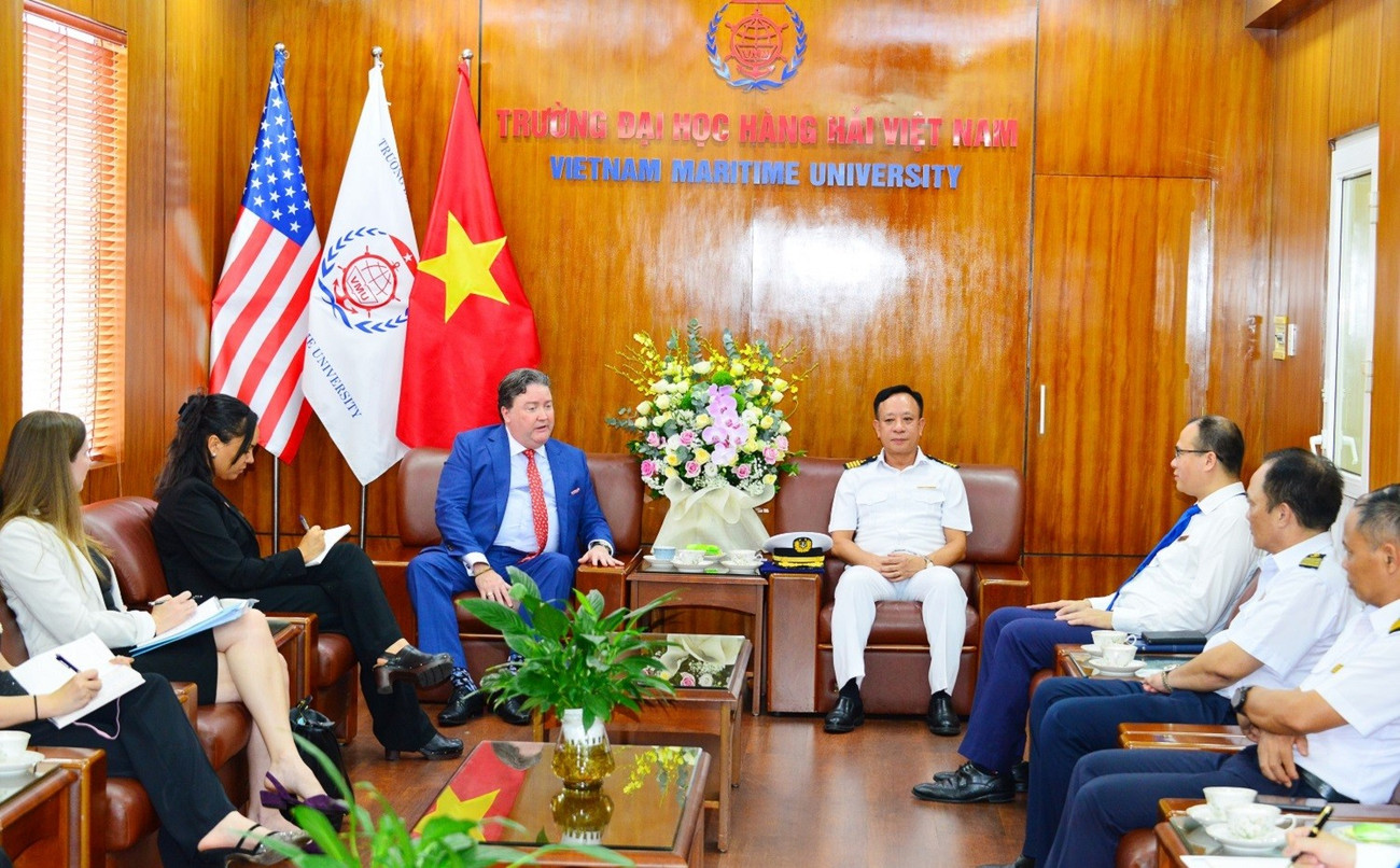 PGS.TS Phạm Xuân Dương - Hiệu trưởng Đại học Hàng hải Việt Nam cùng ban giám đốc tiếp đón, làm việc với ông Marc E.Knapper - Đại sứ Hoa Kỳ tại Việt Nam và đoàn công tác. dsc-3869.jpg