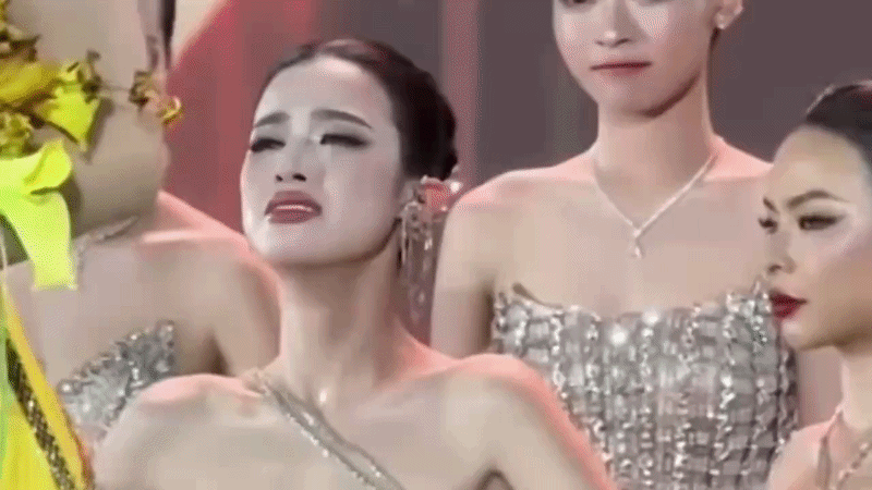 Thí sinh Miss Grand Vietnam khóc nức nở ngay ở sân khấu khi bị loại