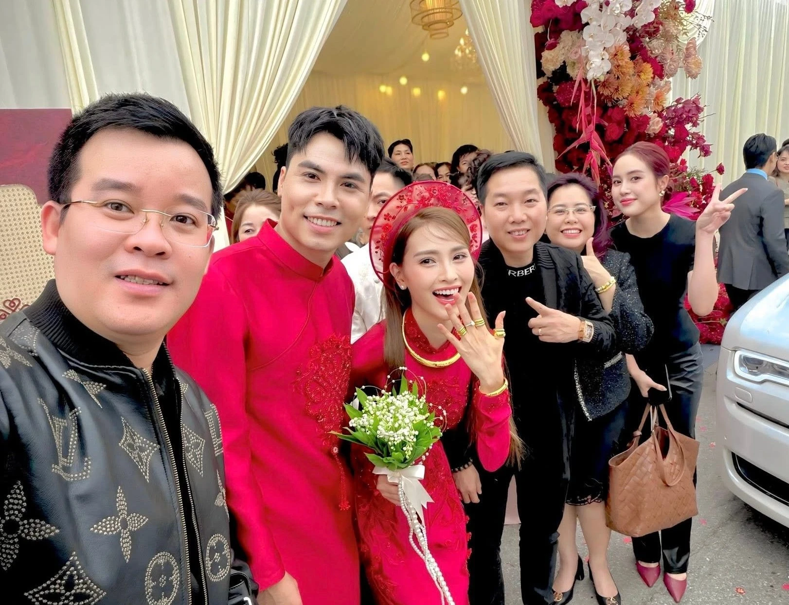 Lễ ăn hỏi lộng lẫy của MC Huyền Trang và cầu thủ Đức Huy tại Phú Thọ