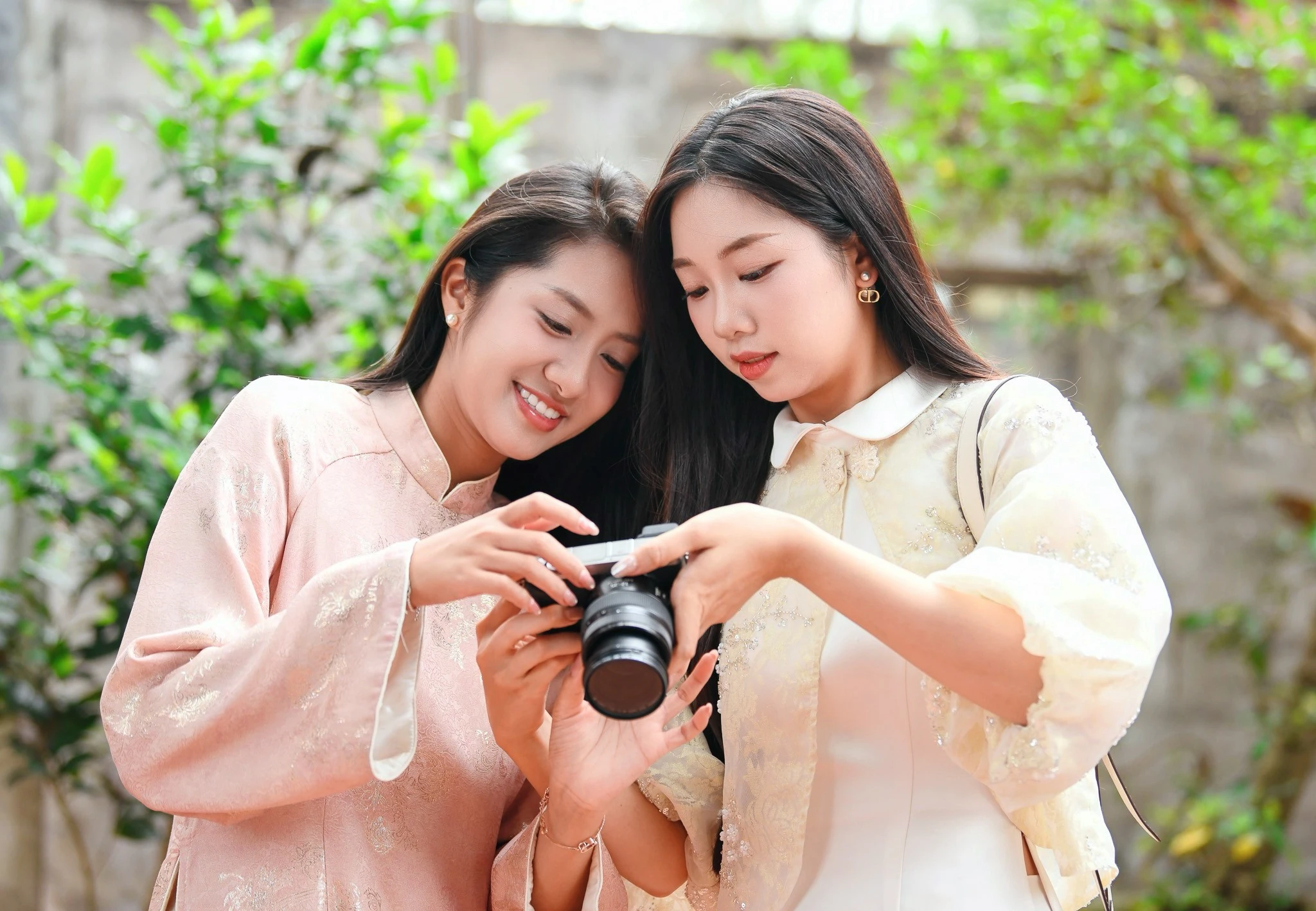 Hoa hậu Hà Trúc Linh và các người đẹp du xuân, trải nghiệm văn hóa tại Bắc Ninh