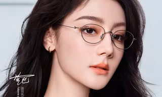 Địch Lệ Nhiệt Ba mắc kẹt ở Dubai: Công ty đổ lỗi cho nghệ sĩ, quản lý có vấn đề?