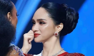 Hương Giang bật khóc trên sân khấu, nói gì khi trượt Top 30 Miss Universe 2025?