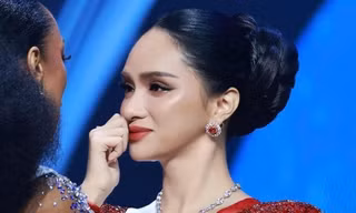 Hương Giang bật khóc trên sân khấu, nói gì khi trượt Top 30 Miss Universe 2025?