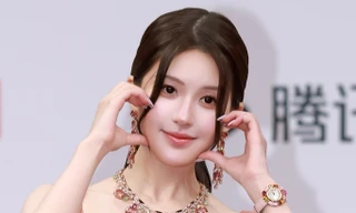 Bị chê trang phục xấu, trang điểm kém xinh, Triệu Lộ Tư đáp trả cực sắc bén