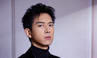 Còn ai khổ hơn Lý Hiện: Cải trang kín mít đi săn ảnh tuyết đầu mùa vẫn bị khán giả nhận ra