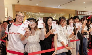 Giới trẻ Sài Gòn háo hức "check-in" với kính mắt thời thượng tại JINS Saigon Centre 