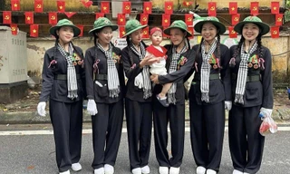 Khối Nữ du kích miền Nam gửi tặng sữa cho em nhỏ vùng cao để nhiệm vụ A80 thêm ý nghĩa