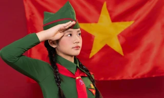 Tà áo dài xanh của cô bé 10 tuổi và câu chuyện yêu nước 