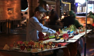 Người lặng lẽ gìn giữ những ân tình qua từng tấm thiệp 3D đậm dấu ấn Sài Gòn xưa