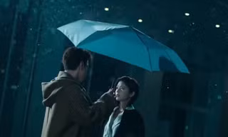 Netizen xứ Trung tranh cãi vì chiếc ô trong phim "Marry My Husband" bản Nhật