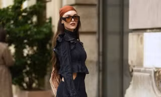 Bí quyết diện váy denim trông thời trang mà vẫn phù hợp với môi trường công sở