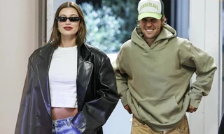 Hailey Bieber phủ nhận tin đồn "phải bán thương hiệu mỹ phẩm để trả nợ cho chồng"