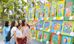 Bước vào hai thế giới: Triển lãm tranh của teen khiến người xem thấy chính mình