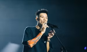 Rapper MCK gỡ 19 ca khúc khỏi các nền tảng nghe nhạc, khán giả phản ứng ra sao?