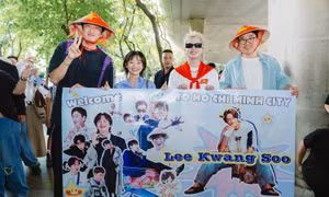 Lee Kwang Soo xuất hiện tại TP.HCM, nhận quà từ Duy Khánh và Hoàng Hà