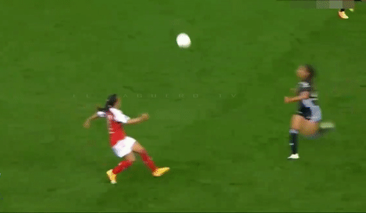 Kinh hoàng pha bóng hậu vệ đạp 2 chân vào người đối phương