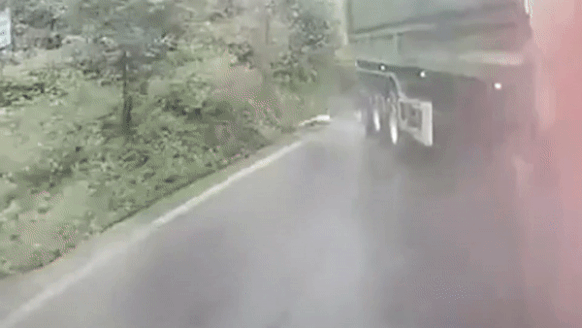 Xe container mất lái gây tai nạn liên hoàn