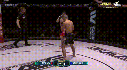 Bị đá trúng chỗ hiểm, võ sĩ đau đớn ngã sấp mặt trên sàn đấu