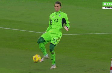 Thủ môn 21 tuổi trả giá khi chơi bóng như trung vệ