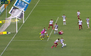 Pha bóng gây tranh cãi ở Brazil