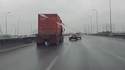 Vượt ẩu trước đầu xe container, ô tô con bị đâm quay 180 độ