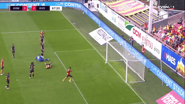 Pha bỏ lỡ vô duyên dù trước mặt chỉ còn khung thành trống