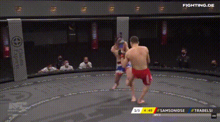 Kinh hoàng cảnh võ sĩ gãy chân vì phang trụ đối thủ