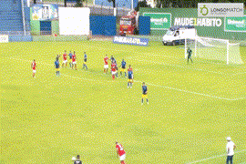 Cầu thủ vô danh tái hiện siêu phẩm sút phạt của Ronaldinho