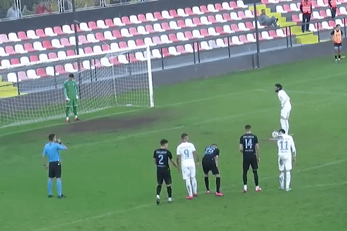 Mánh khóe trên chấm 11 m khiến thủ môn giật mình