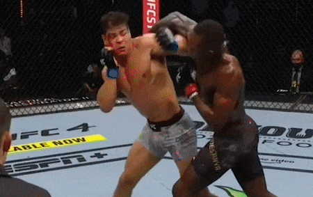 Israel Adesanya ra đòn hạ knock-out đối thủ.